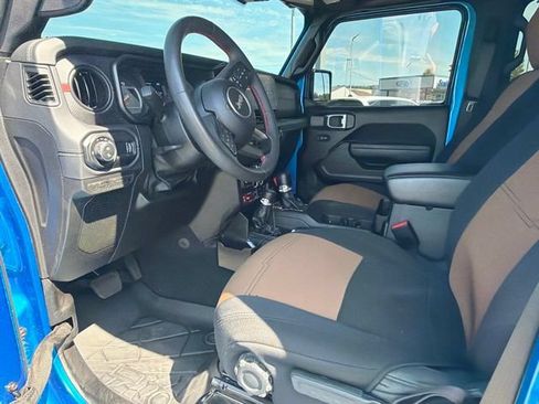 Used 2024 Jeep Gladiator Rubicon w/ Convenience Group AWD/4WD image 19