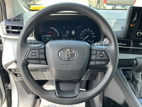 Certified 2025 Toyota Sienna LE FWD image 24