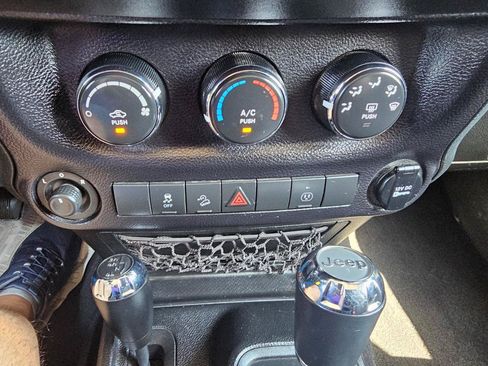 Used 2015 Jeep Wrangler Unlimited Sahara AWD/4WD image 42
