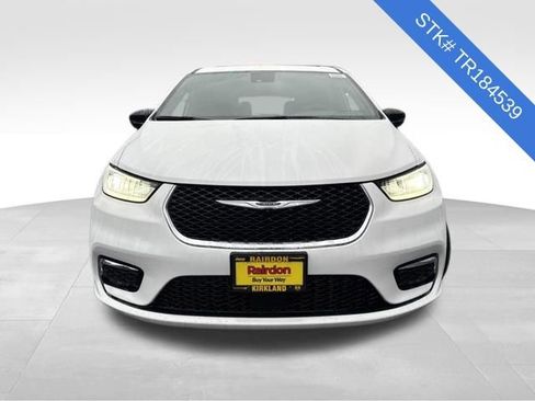 New 2026 Chrysler Pacifica Select image 2