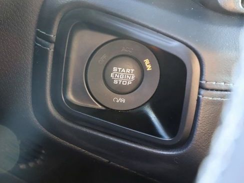 Used 2025 Jeep Wrangler Sahara image 32