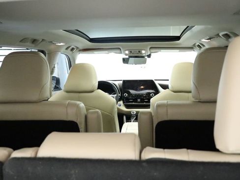 Used 2022 Toyota Highlander Limited image 18