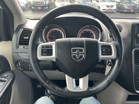 Used 2017 Dodge Grand Caravan SE w/ UConnect Hands-Free Group image 13