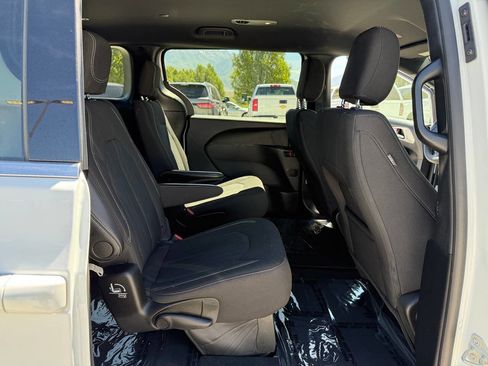Used 2024 Chrysler Pacifica Touring FWD image 20