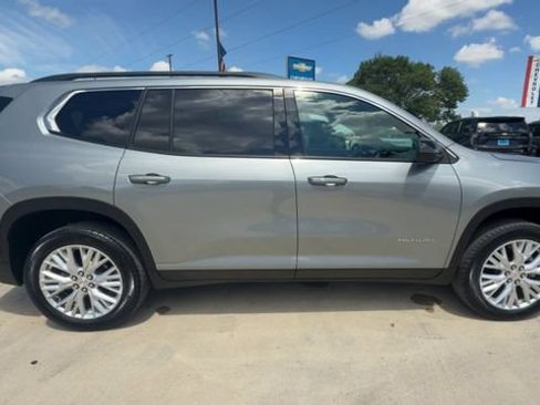 Certified 2026 GMC Acadia Elevation w/ Elevation Premium Package FWD image 9