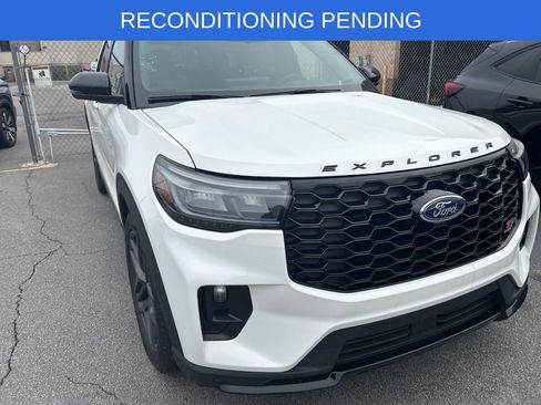 Used 2025 Ford Explorer ST image 3
