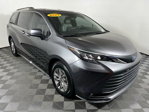 Used 2025 Toyota Sienna XLE w/ XLE Plus Package image 3