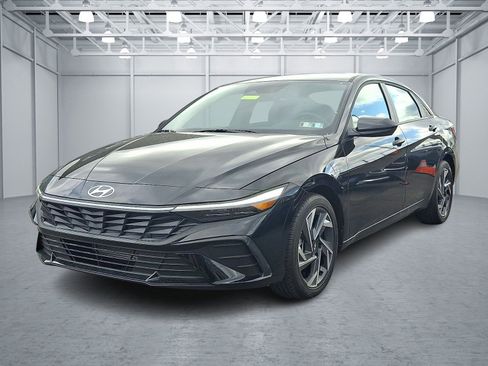 Certified 2025 Hyundai Elantra Sport FWD image 3