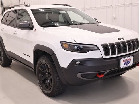 Used 2019 Jeep Cherokee Trailhawk w/ Cold Weather Group AWD/4WD image 4
