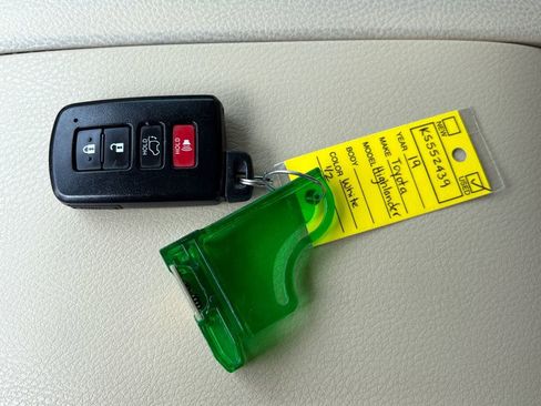 Used 2019 Toyota Highlander XLE FWD image 35