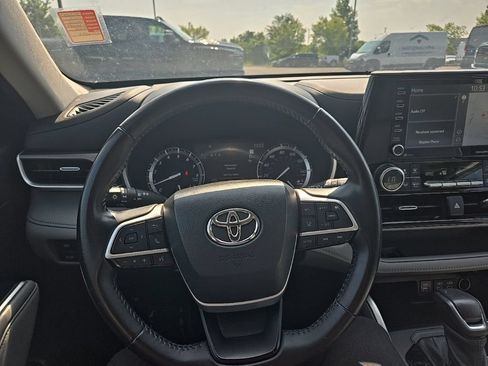 Used 2022 Toyota Highlander XLE AWD/4WD image 18