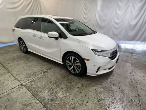 Used 2023 Honda Odyssey Touring image 2