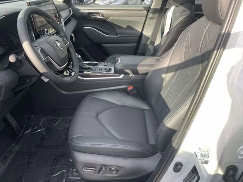 New 2025 Toyota Highlander Platinum image 30