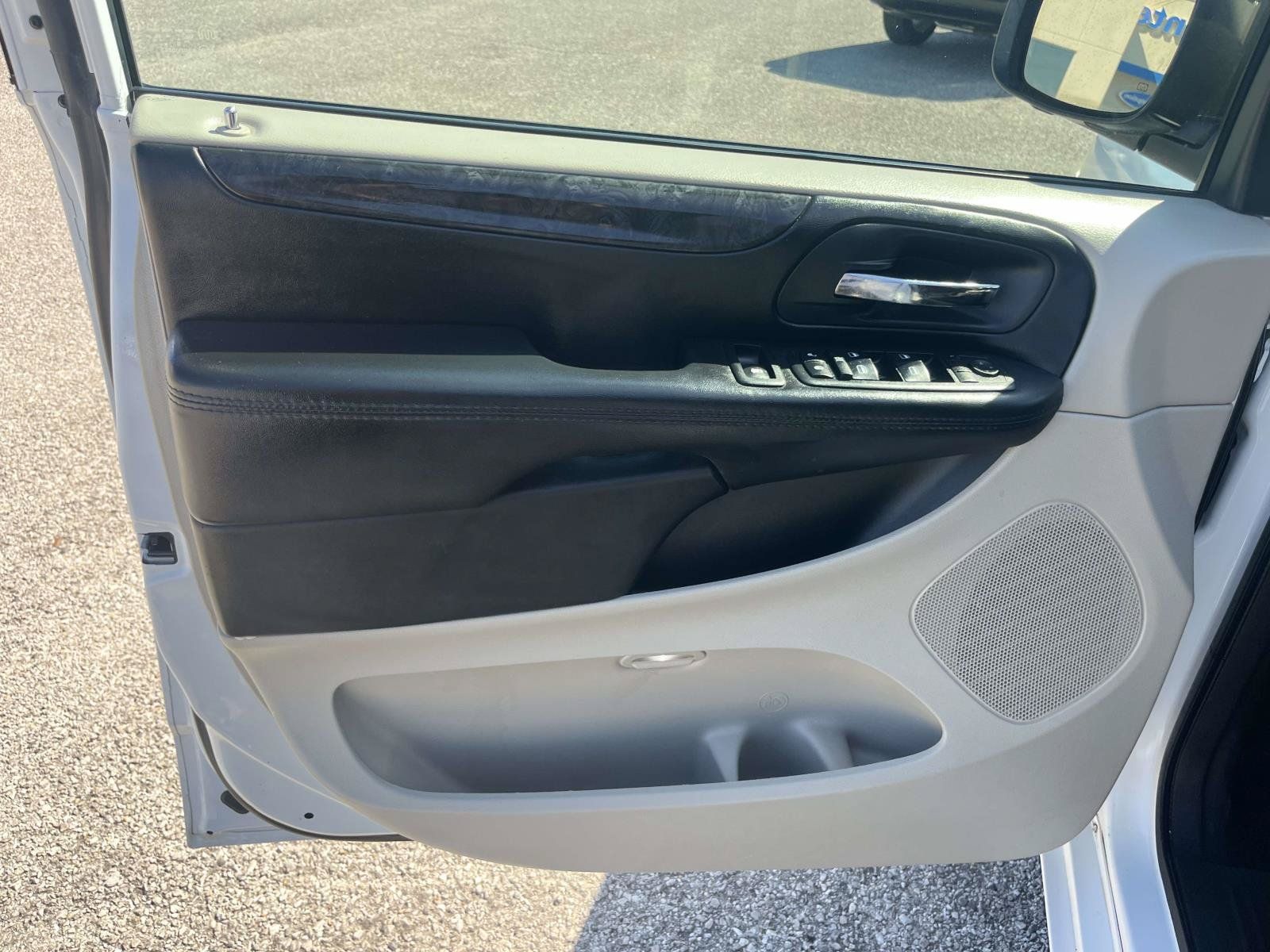 Used 2014 Dodge Grand Caravan SXT FWD image 13