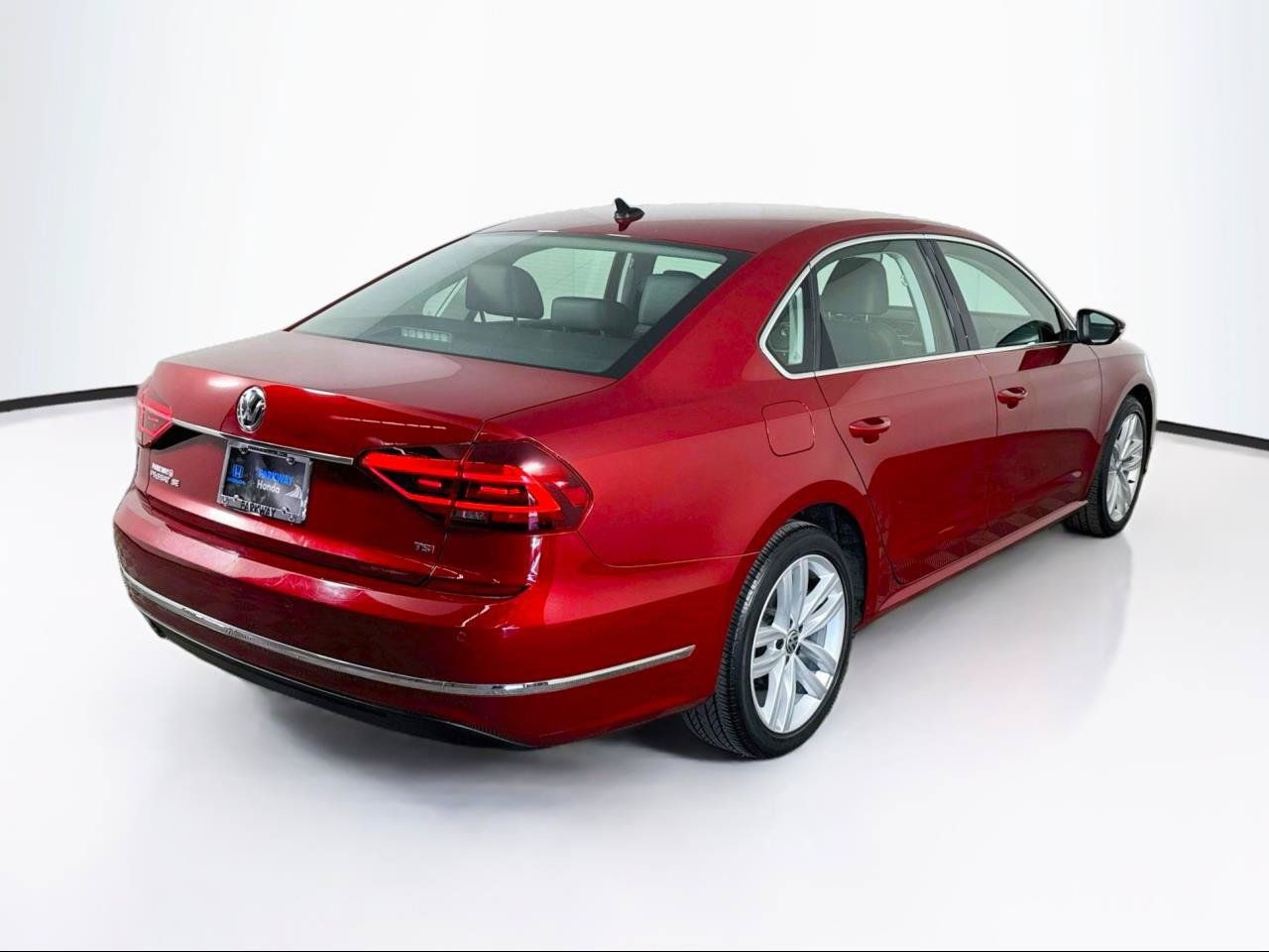 Used 2018 Volkswagen Passat 2.0T SE FWD image 9