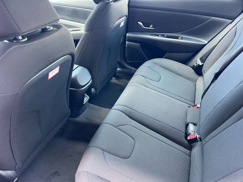 New 2025 Hyundai Elantra SE image 4