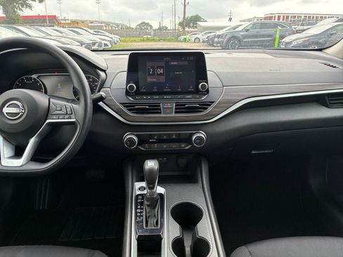 Used 2025 Nissan Altima 2.5 SV FWD image 14