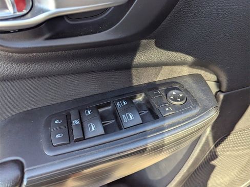 Used 2016 Jeep Cherokee Latitude w/ Cold Weather Group image 28