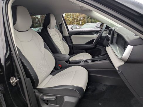 Used 2025 Volkswagen Tiguan SE FWD image 31