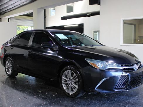 Used 2015 Toyota Camry SE FWD image 1