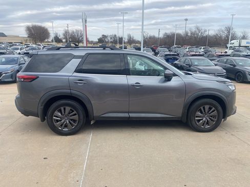 Used 2022 Nissan Pathfinder SV w/ SV Premium Package image 6