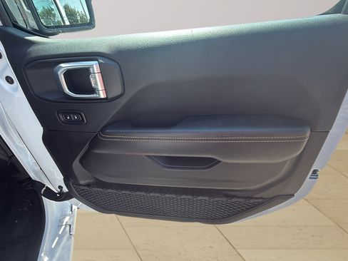 Used 2025 Jeep Wrangler Unlimited Sahara AWD/4WD image 19