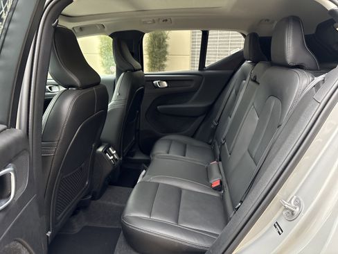 Used 2025 Volvo XC40 B5 Plus image 31