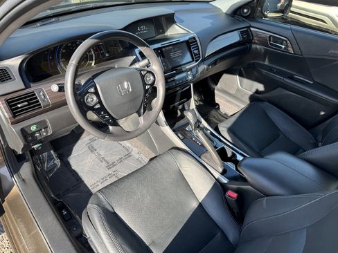 Used 2017 Honda Accord Touring image 2