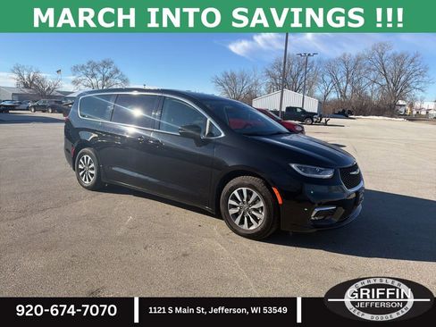 Used 2024 Chrysler Pacifica Select image 5