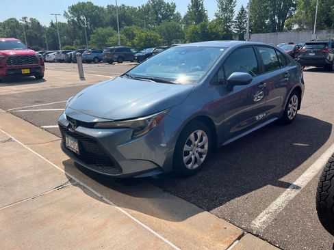 Used 2022 Toyota Corolla LE FWD image 2