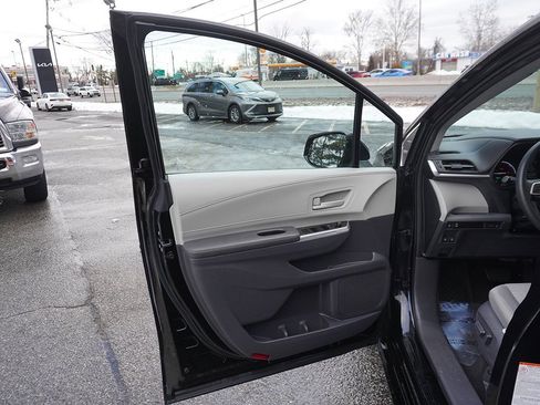Used 2021 Toyota Sienna LE image 22