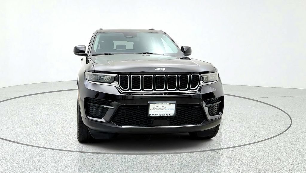 Used 2023 Jeep Grand Cherokee Laredo w/ Luxury Tech Group I AWD/4WD image 2