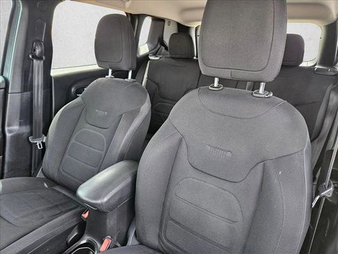 Used 2017 Jeep Renegade Altitude FWD image 11