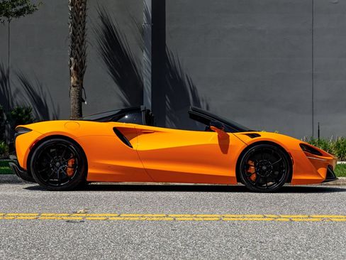 Used 2025 McLaren Artura Spider RWD image 4