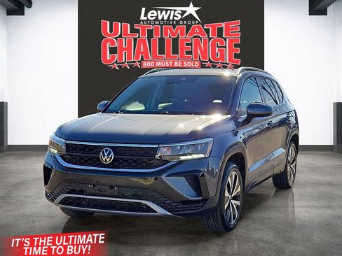 Used 2024 Volkswagen Taos SE image 1