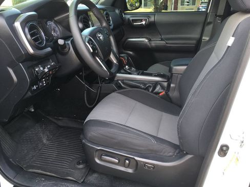 Used 2021 Toyota Tacoma TRD Off-Road w/ Technology Package AWD/4WD image 23
