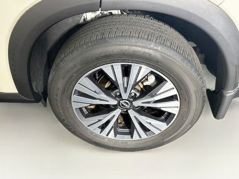 Used 2023 Nissan Rogue SV w/ SV Premium B Package FWD image 11