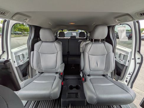 Used 2025 Toyota Sienna LE w/ LE Plus Package AWD/4WD image 24