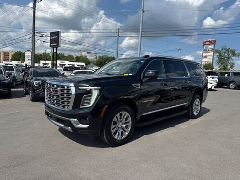 Used 2025 GMC Yukon XL Denali RWD image 3