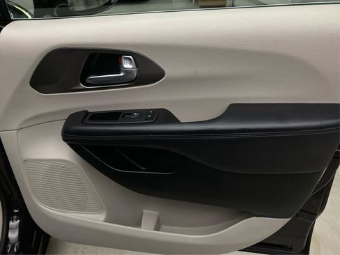 Used 2018 Chrysler Pacifica Limited FWD image 27