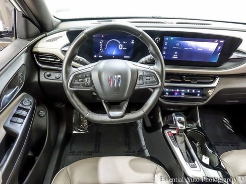 Certified 2025 Buick Envista Avenir FWD image 2
