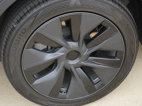 Used 2024 Tesla Model Y Long Range AWD/4WD image 11