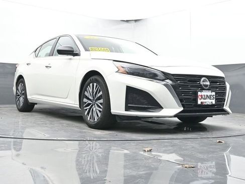 Used 2025 Nissan Altima 2.5 SV image 42