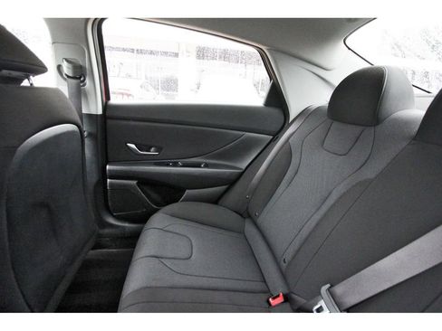 Certified 2025 Hyundai Elantra SE FWD image 12