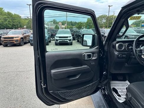 Used 2019 Jeep Wrangler Unlimited Sahara w/ Cold Weather Group AWD/4WD image 22
