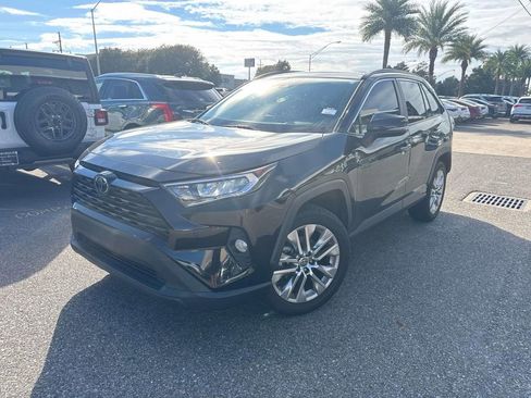Used 2021 Toyota RAV4 XLE Premium image 3