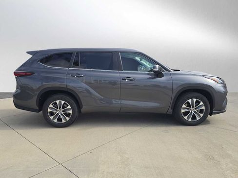 Certified 2025 Toyota Highlander XLE FWD image 2
