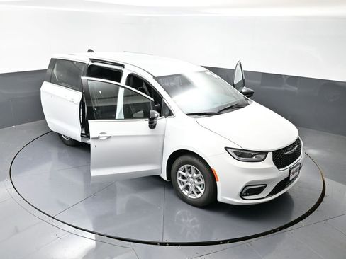 New 2026 Chrysler Pacifica Select image 56