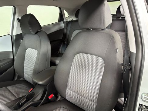 Used 2021 Hyundai Kona SE image 12