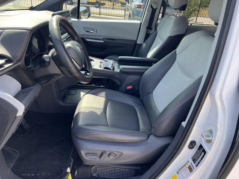 Used 2021 Toyota Sienna XSE FWD image 6